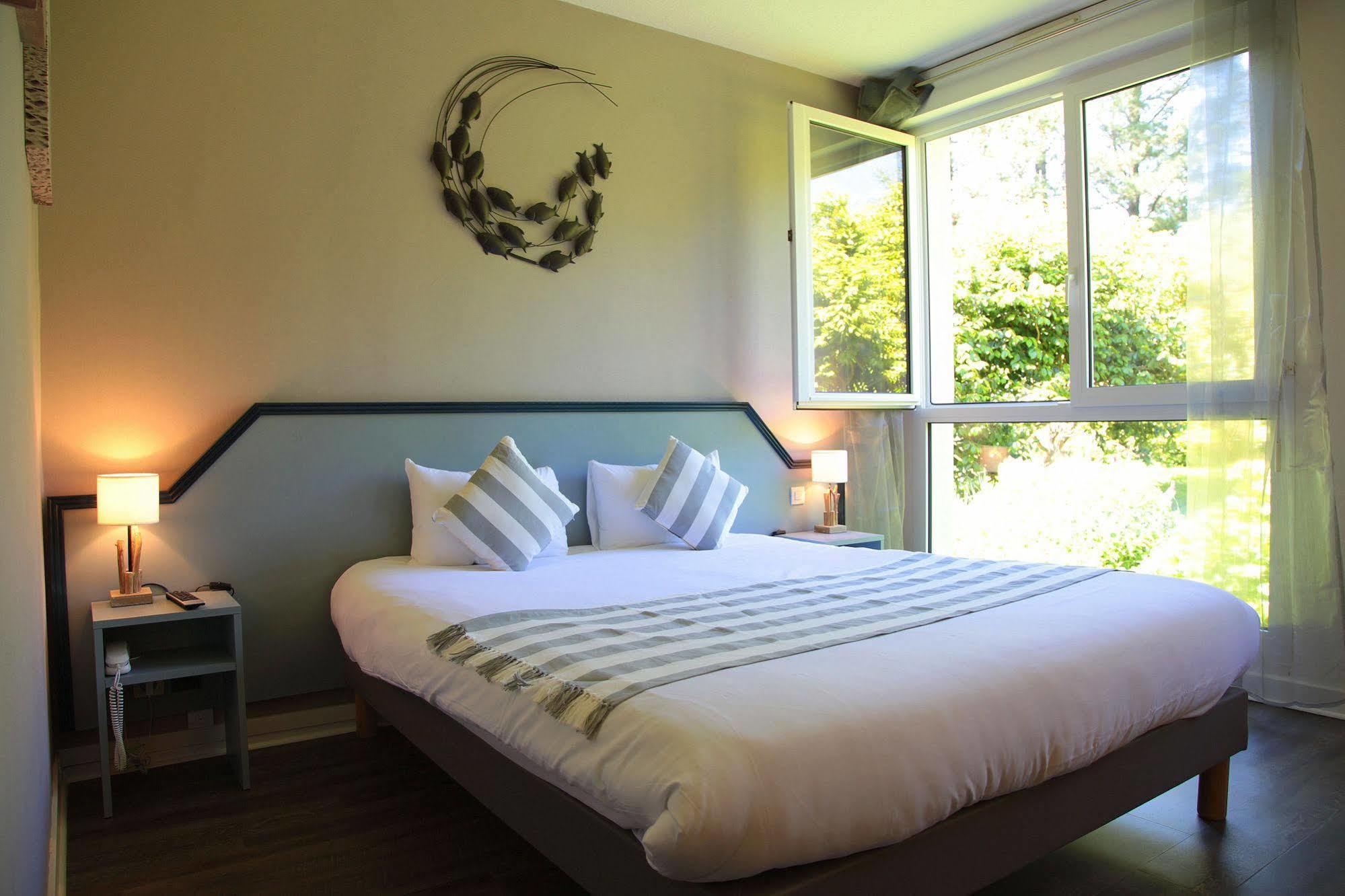 Latitude Ouest Hotel Restaurant & Spa โลโครน็อง ภายนอก รูปภาพ